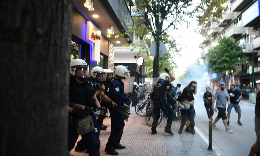 Λάρισα: Επεισόδια στην πορεία διαμαρτυρίας για την κακοκαιρία - Έπεσαν χημικά (βίντεο)